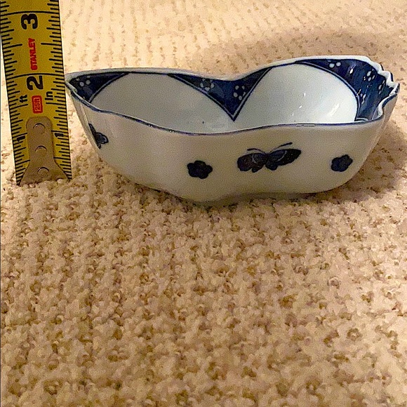 Andrea by Sadek Vintage Chinoiserie Blue and White Butterfly Dish - Picture 7 of 7